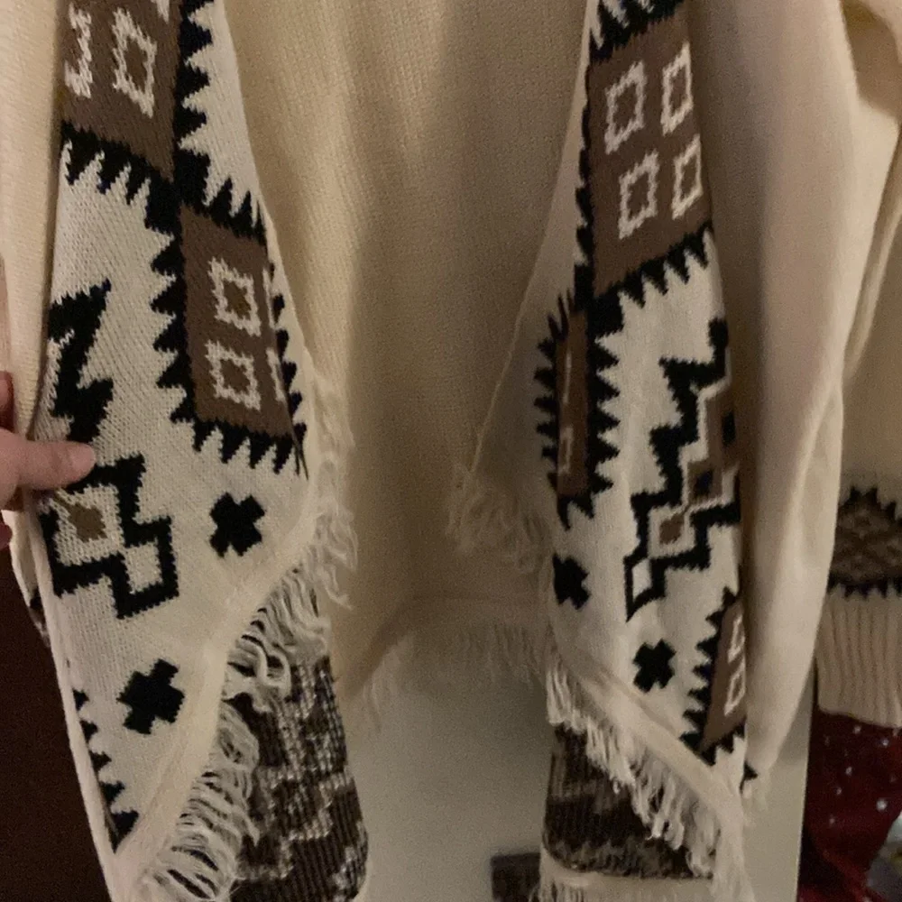 NWOT   Sweater/ shawl - Picture 3 of 5
